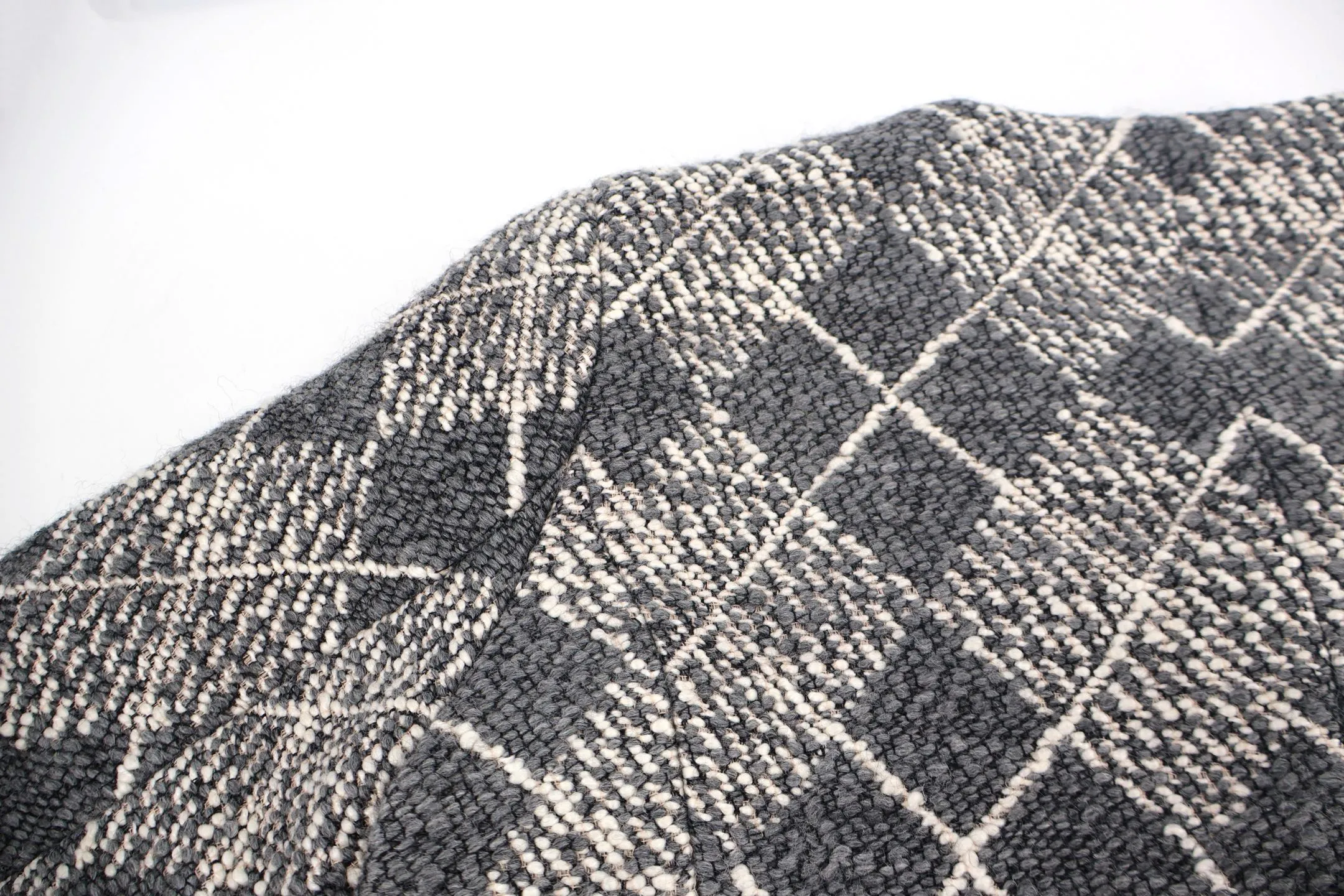 🅿️1500 1v 25SS rhombus collarless small fragrant style jacket. The original version was purchased and developed for 45,000. It is made of 80% wool blended 20% nylon batch woven rhombus pattern gray fabric. This collarless jacket is a new chapter in Louis Vuitton tailoring. Bouquet jacquard reconstructs the traditional Damier pattern, giving it a visual effect like an Argyle pattern. Pearlescent buttons and Marque L.Vuitton Déposée logo embroidery. The interior is made of custom-woven gray checkerboard cupro fiber lining, which is comfortable, skin-friendly and breathable. Size:46-48-50-52